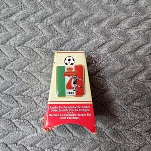 Seagram's 7 FIFA World Cup 1994 collectible soccer pin with original promo card